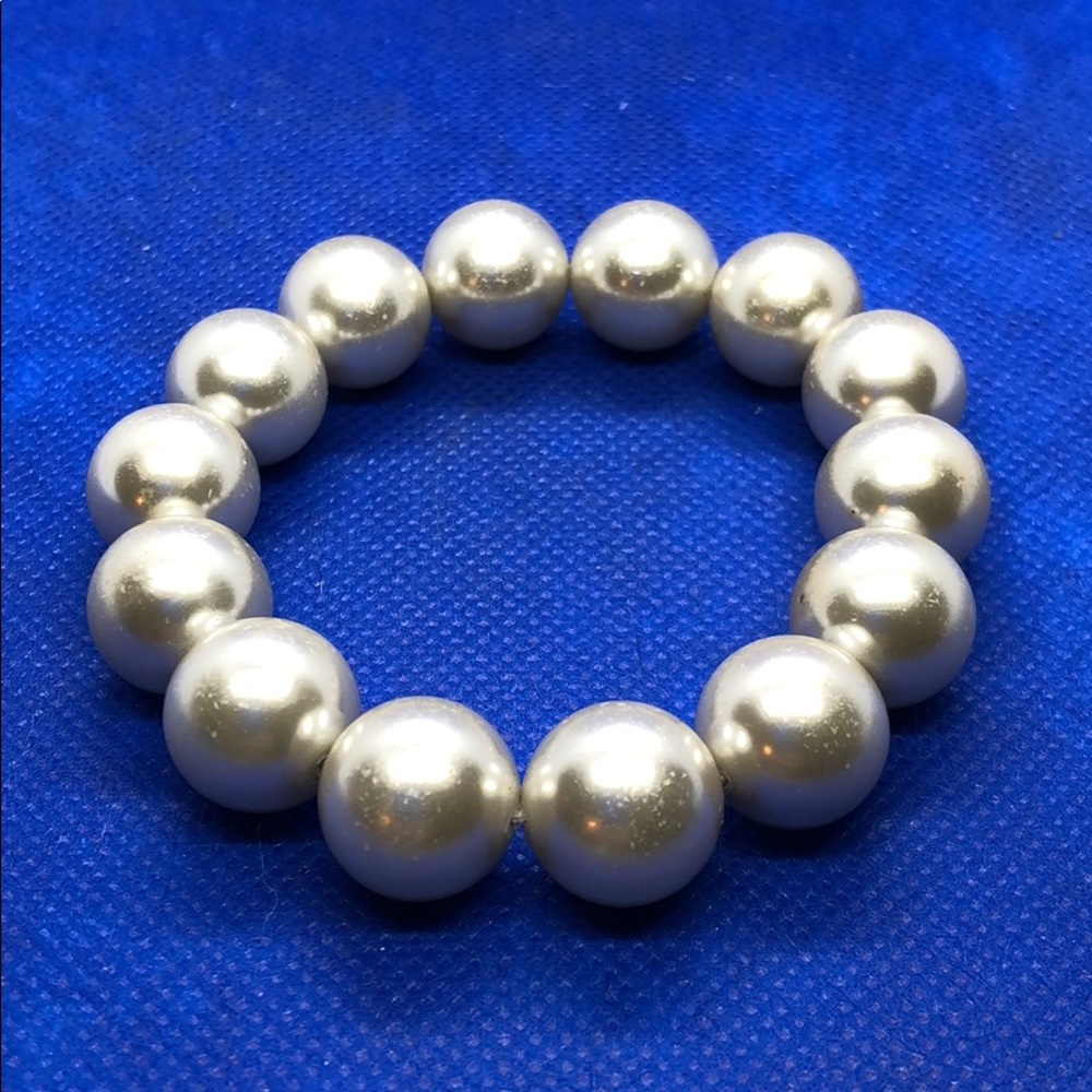 Bracelet white in color. Fake pearl.